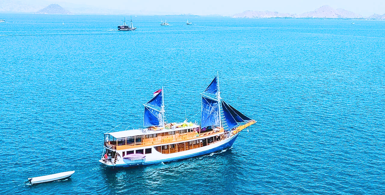 Arfisyana Indah Deluxe Phinisi - Komodo Boat Charter