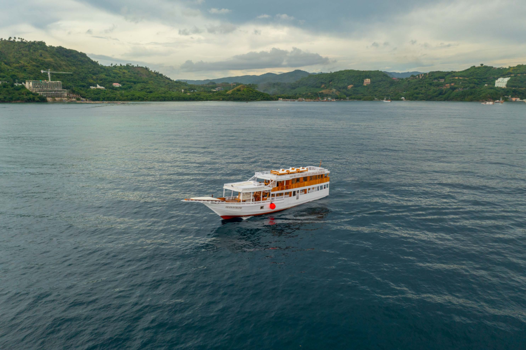 Private Trip by DevitaR Luxury Phinisi - Komodo Boat Charter