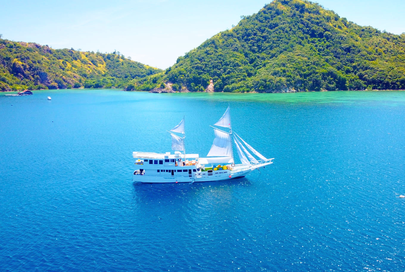  Private Trip by Giona Deluxe Phinisi - Komodo Boat Charter