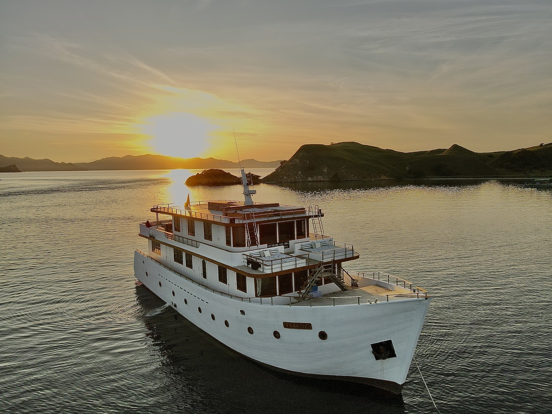 Open Trip Weekdays 4D3N by La Costa Luxury Phinisi - Komodo Sharing Tours