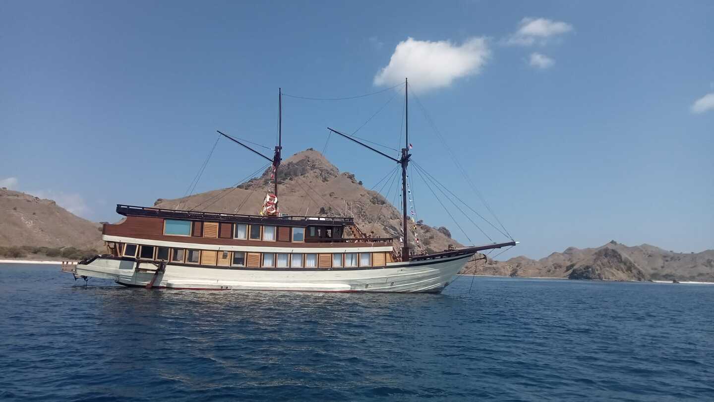 Private trip by Solana Deluxe Phinisi - Komodo Boat Charter
