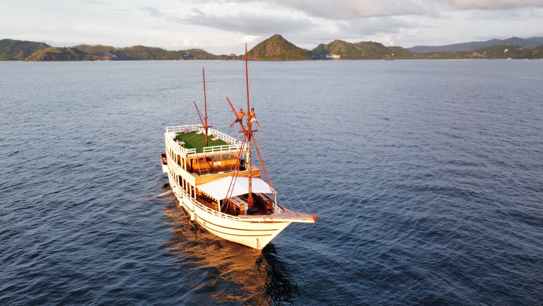 Open Trip 3D2N by Zada Ulla Deluxe Phinisi - Komodo Sharing Tours